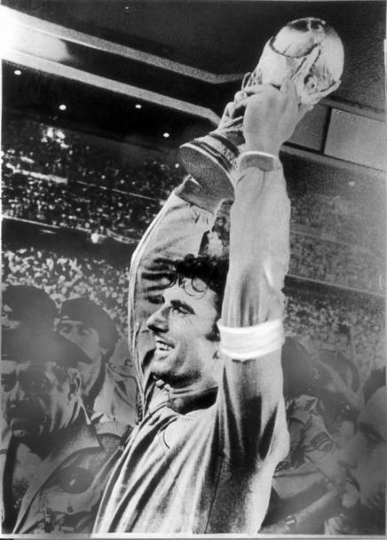 Dino Zoff nell&#39;immagine simbolo di Spagna 1982 alza la coppa